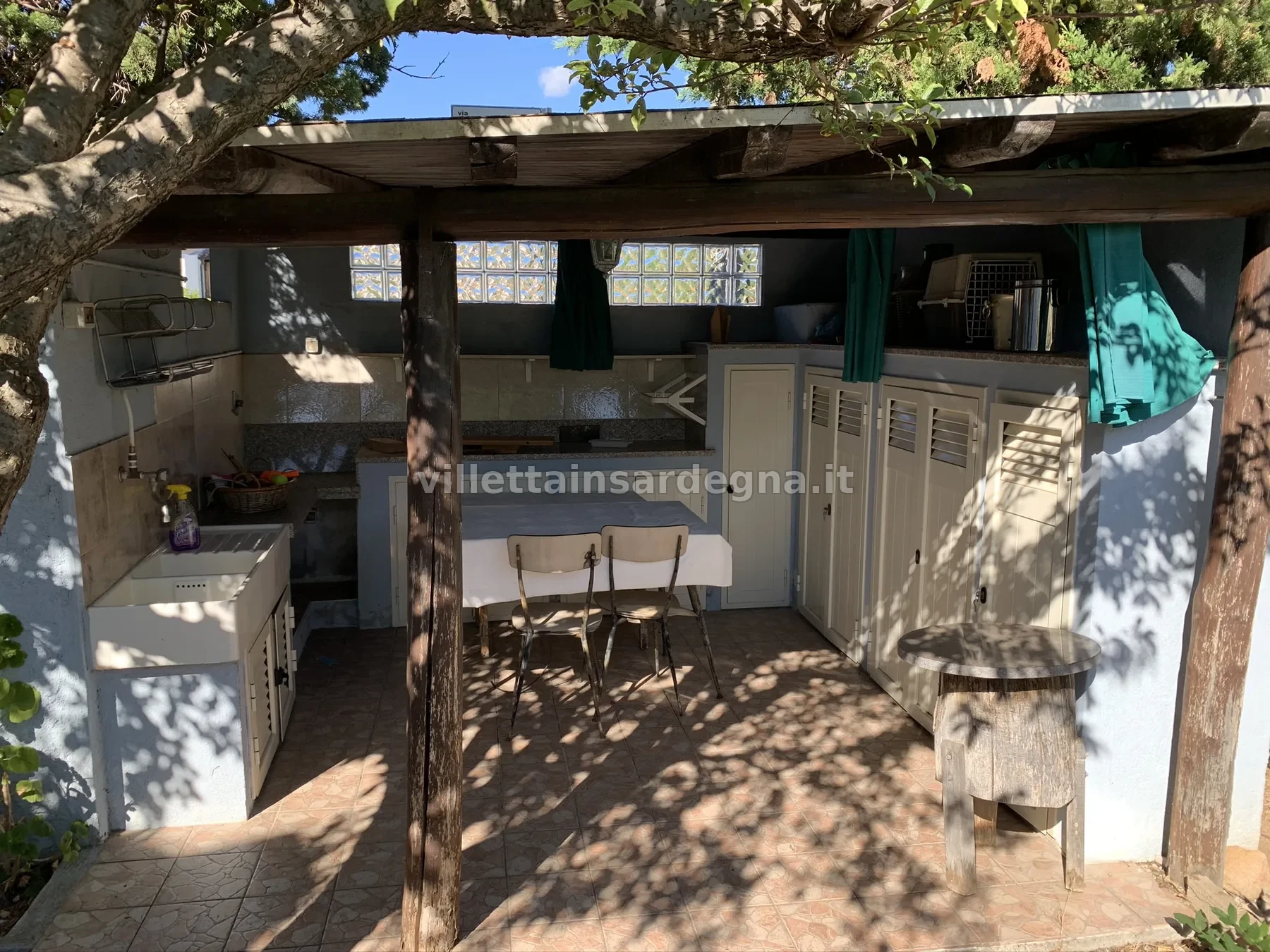 Area barbecue con veranda nel giardino